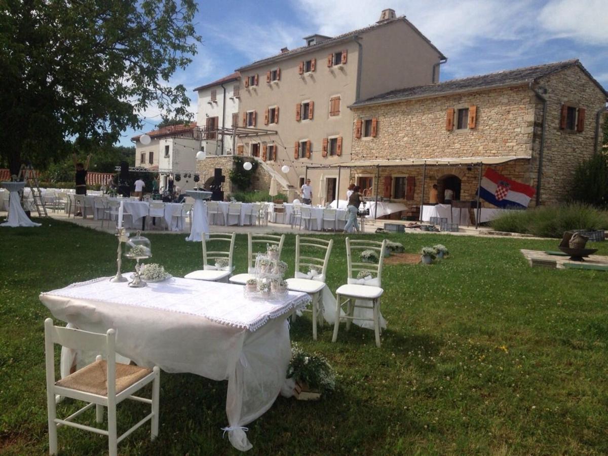 Villa Poropati, Groznjan, Istria - Luxury Countryside Estate For Up To 19 Persons - Large Pool Of 80M2 With Kids Section Bagian luar foto