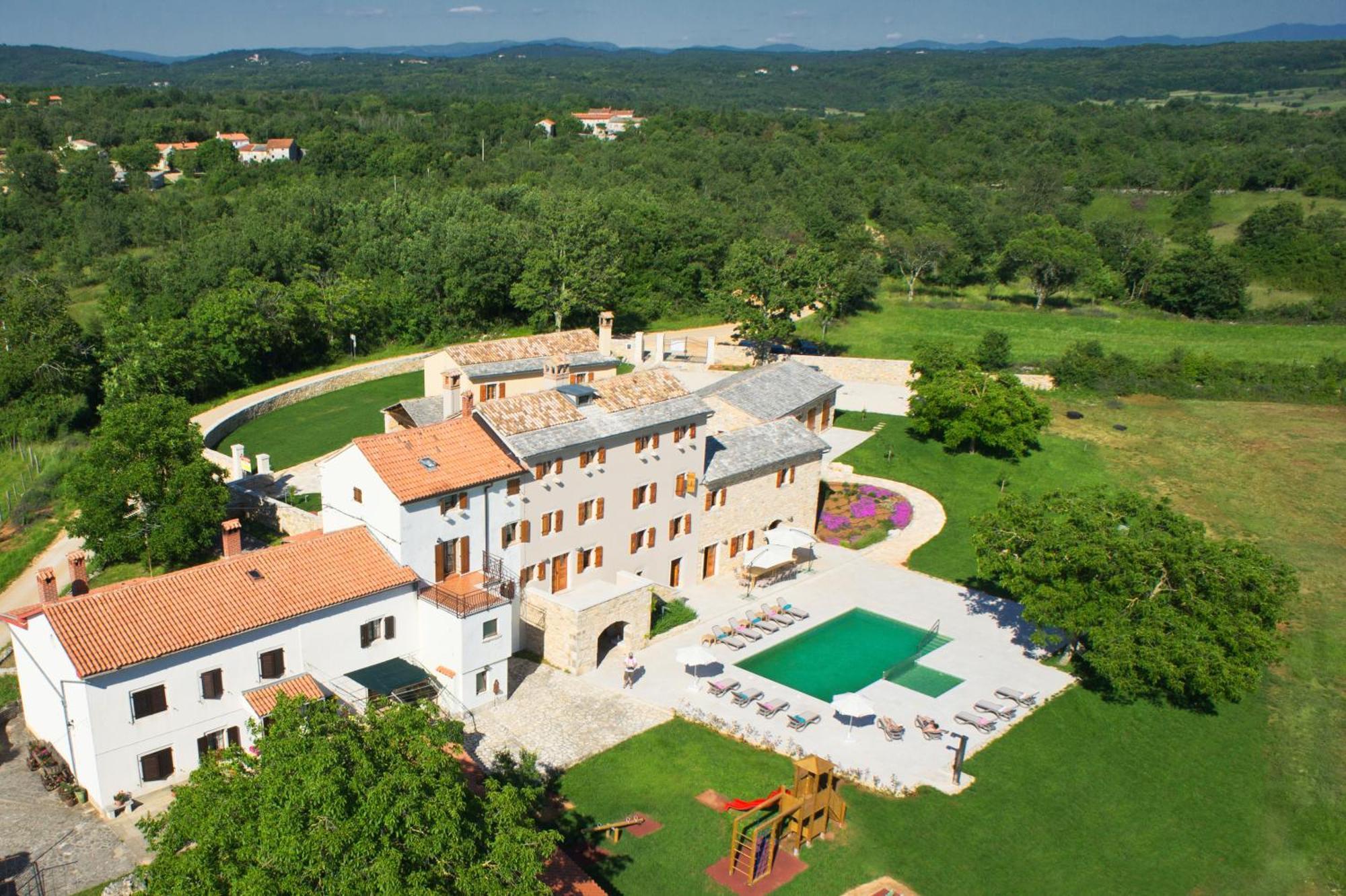 Villa Poropati, Groznjan, Istria - Luxury Countryside Estate For Up To 19 Persons - Large Pool Of 80M2 With Kids Section Bagian luar foto