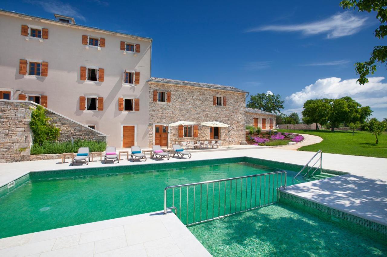 Villa Poropati, Groznjan, Istria - Luxury Countryside Estate For Up To 19 Persons - Large Pool Of 80M2 With Kids Section Bagian luar foto