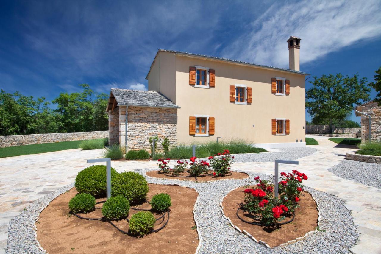 Villa Poropati, Groznjan, Istria - Luxury Countryside Estate For Up To 19 Persons - Large Pool Of 80M2 With Kids Section Bagian luar foto