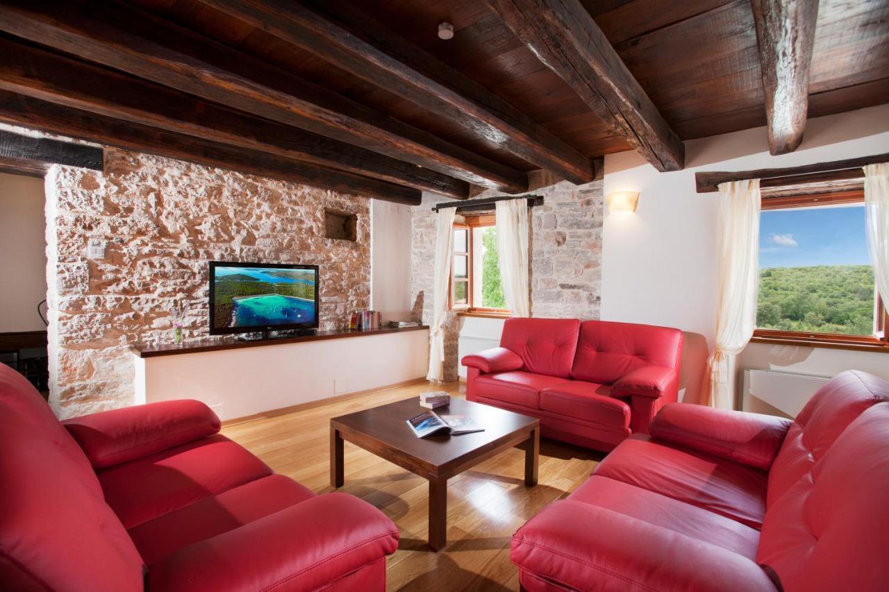 Villa Poropati, Groznjan, Istria - Luxury Countryside Estate For Up To 19 Persons - Large Pool Of 80M2 With Kids Section Bagian luar foto